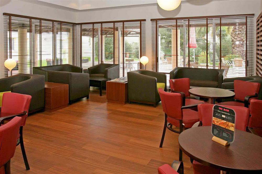 Hotel ibis Setubal Restoran foto